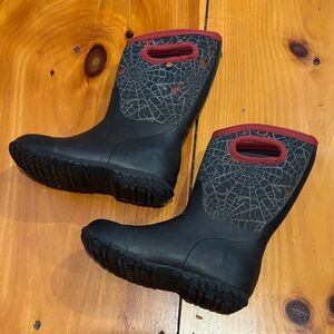 BOGS Youth 1 Black/Red Durham Spider Print Winter Boots Waterproof Rated to -4F